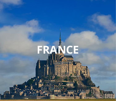 Image illustrant la catégorie destination de Routard avec le titre ‘France’ . Photo emblématique du Mont-Saint-Michel, une île rocheuse située en Normandie, couronnée par une abbaye médiévale. Le ciel bleu parsemé de quelques nuages blancs contraste magnifiquement avec les structures anciennes et majestueuses de l'abbaye et du village en contrebas. L'image capture la grandeur et l'histoire riche de ce site touristique célèbre, symbolisant le patrimoine culturel et architectural de la France.